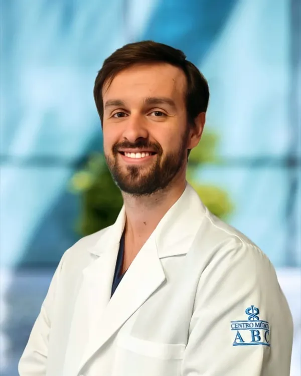 Dr. Arturo Javier Cavazos Castro, cirujano pediatra con alta especialidad en urología pediátrica, CDMX
