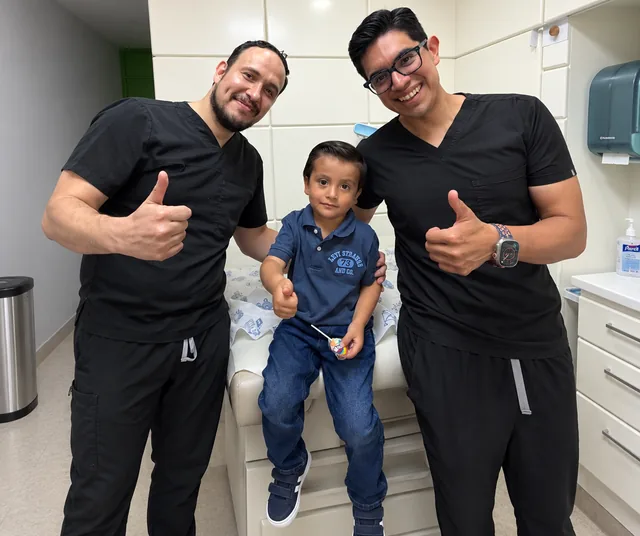 Cirujanos pediatras del Centro CUP con un paciente en seguimiento